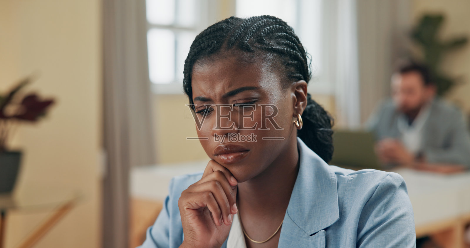 办公室中的女性商务人士，思考着困惑和在压力下解决问题。职员和调查记者在工作场所，感到困惑并在疑惑、怀疑和提问中做出决策。照片摄影图片