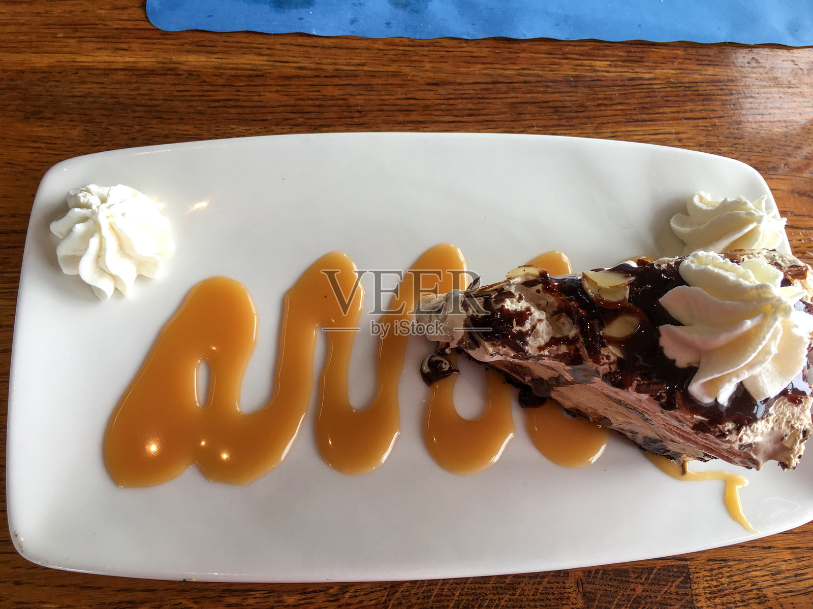 巧克力蛋糕配鲜奶油，背景是咖啡。照片摄影图片