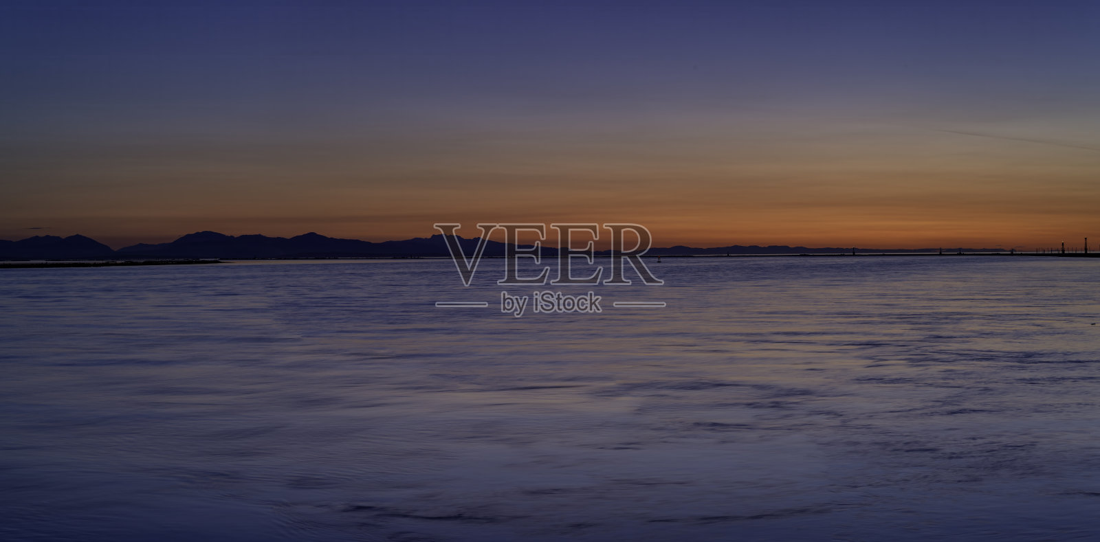 温哥华里士满海边的日落余晖照片摄影图片