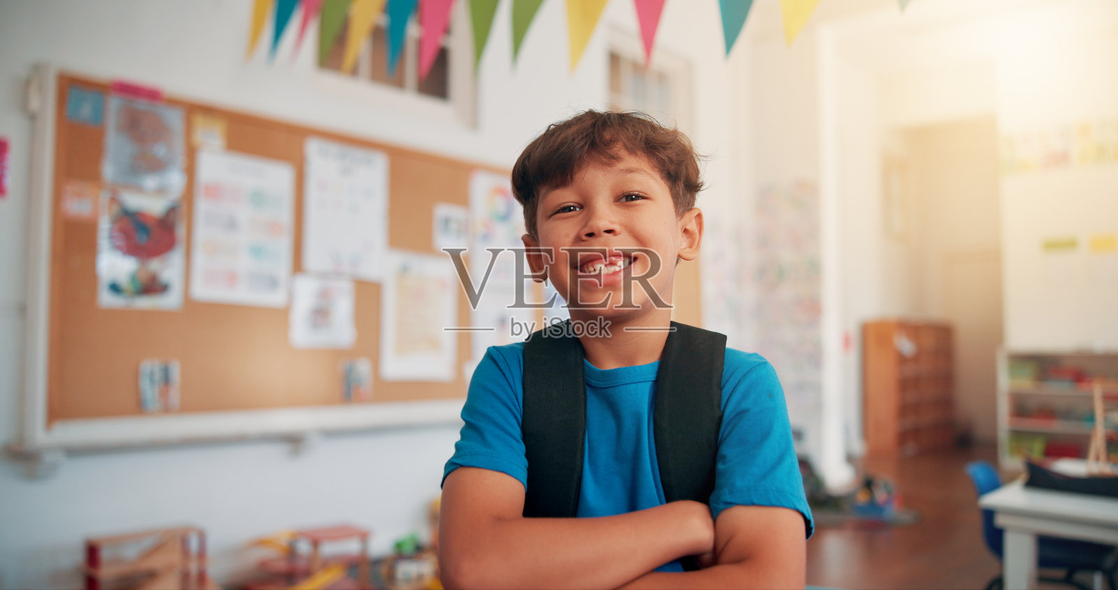双臂交叉的学生与男孩在教室里学习，展望未来与青春。奖学金、学术与成长，孩子在学校的肖像，促进儿童发展、知识与课程。照片摄影图片