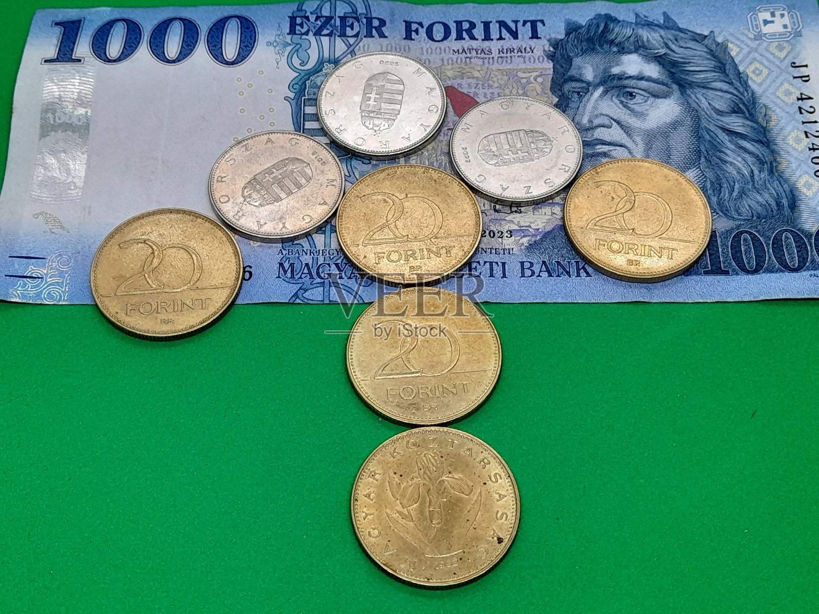 匈牙利福林与箭头和绿色背景。照片摄影图片