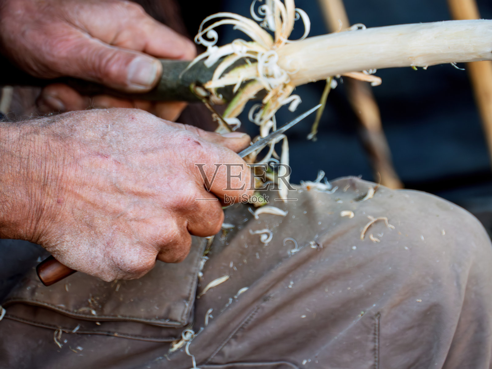 手工雕刻木棍：传统工艺技巧照片摄影图片