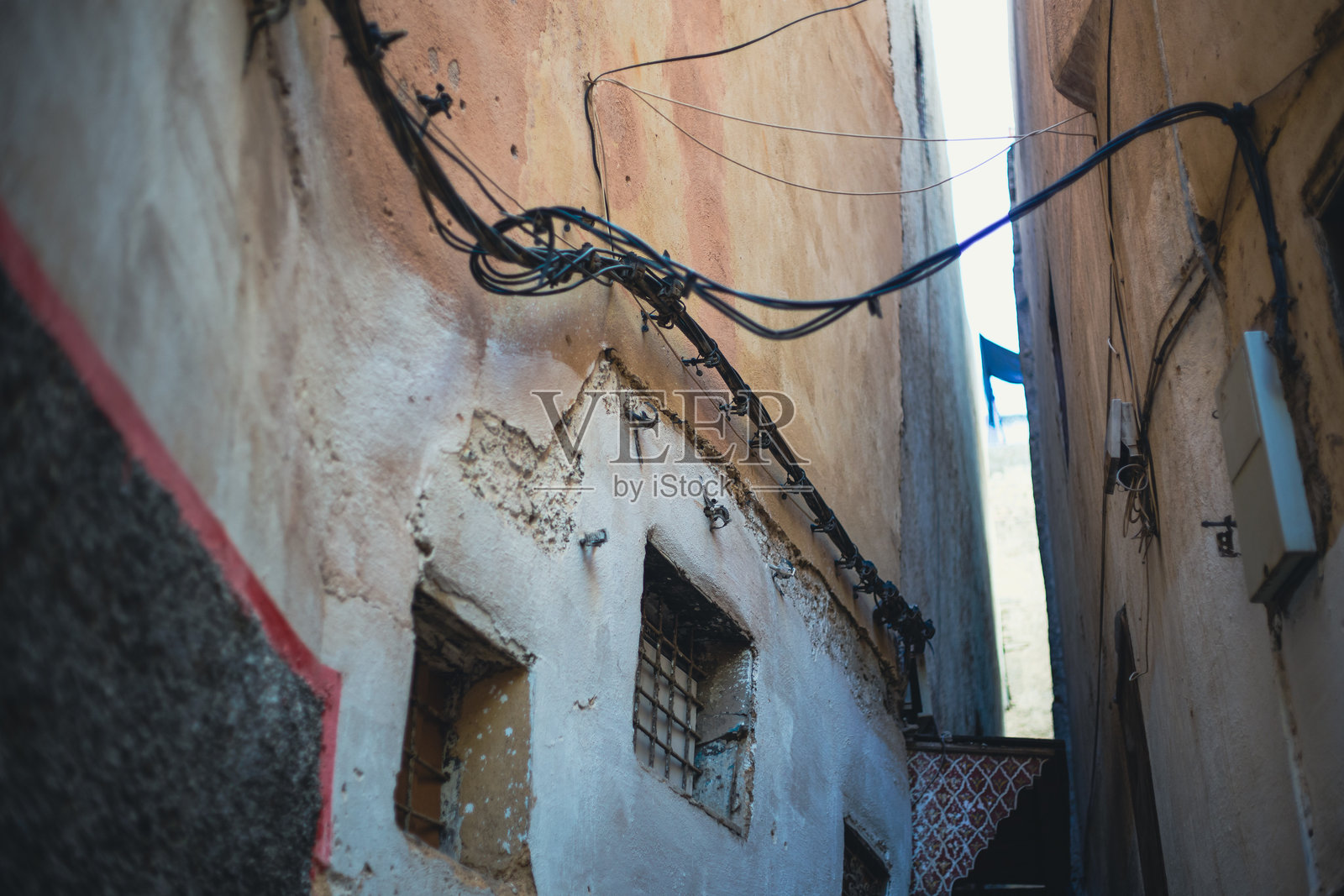 摩洛哥非斯老街外墙上的电线照片摄影图片