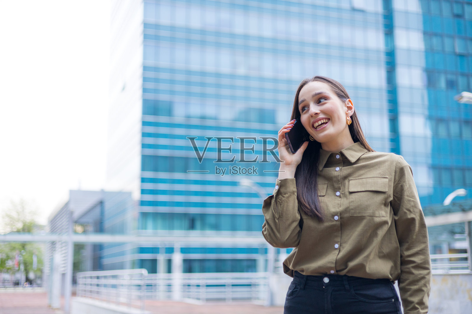 专业女商人在现代企业外部使用智能手机通话照片摄影图片