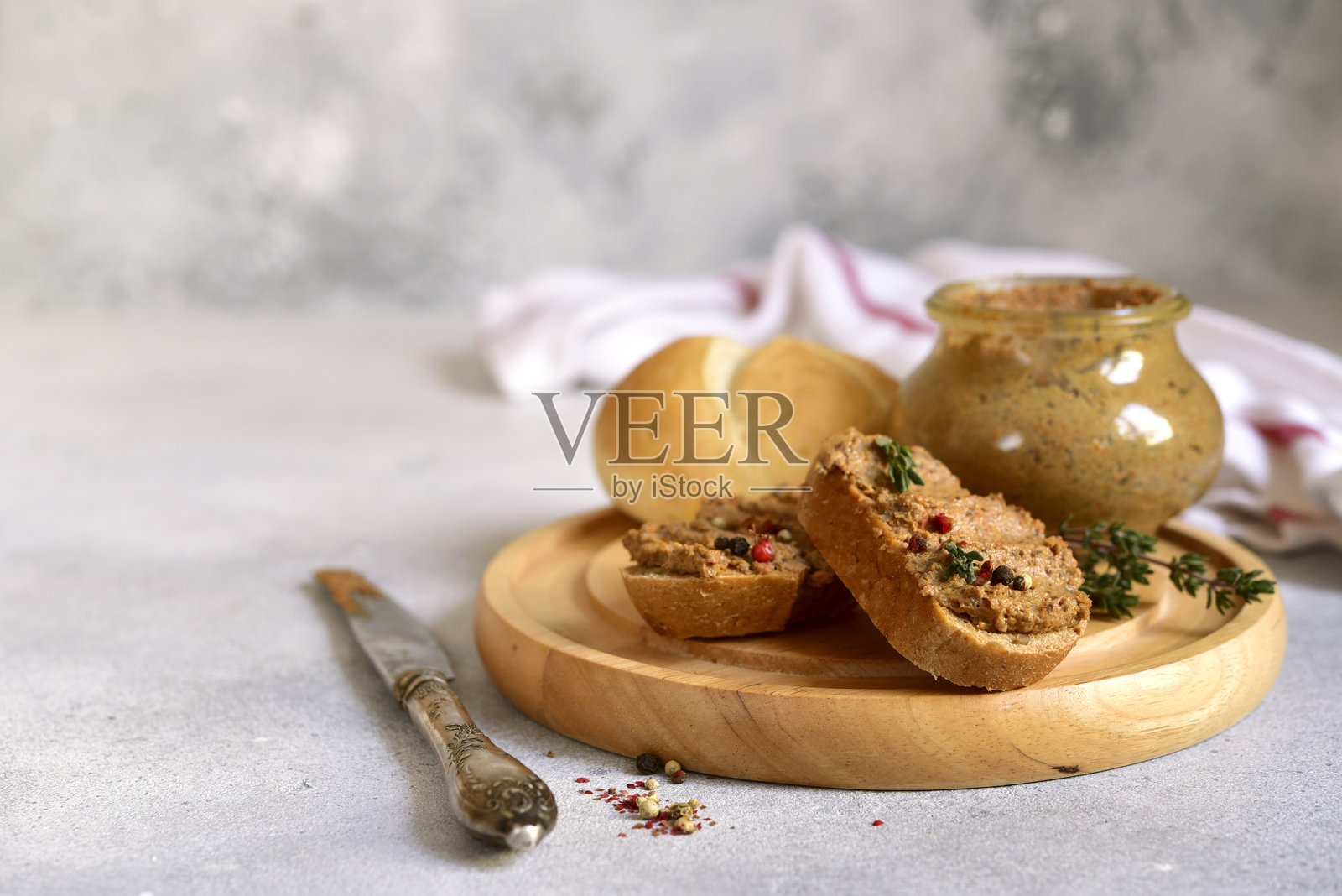 新鲜自制的肝酱 - 法国或丹麦菜肴。照片摄影图片