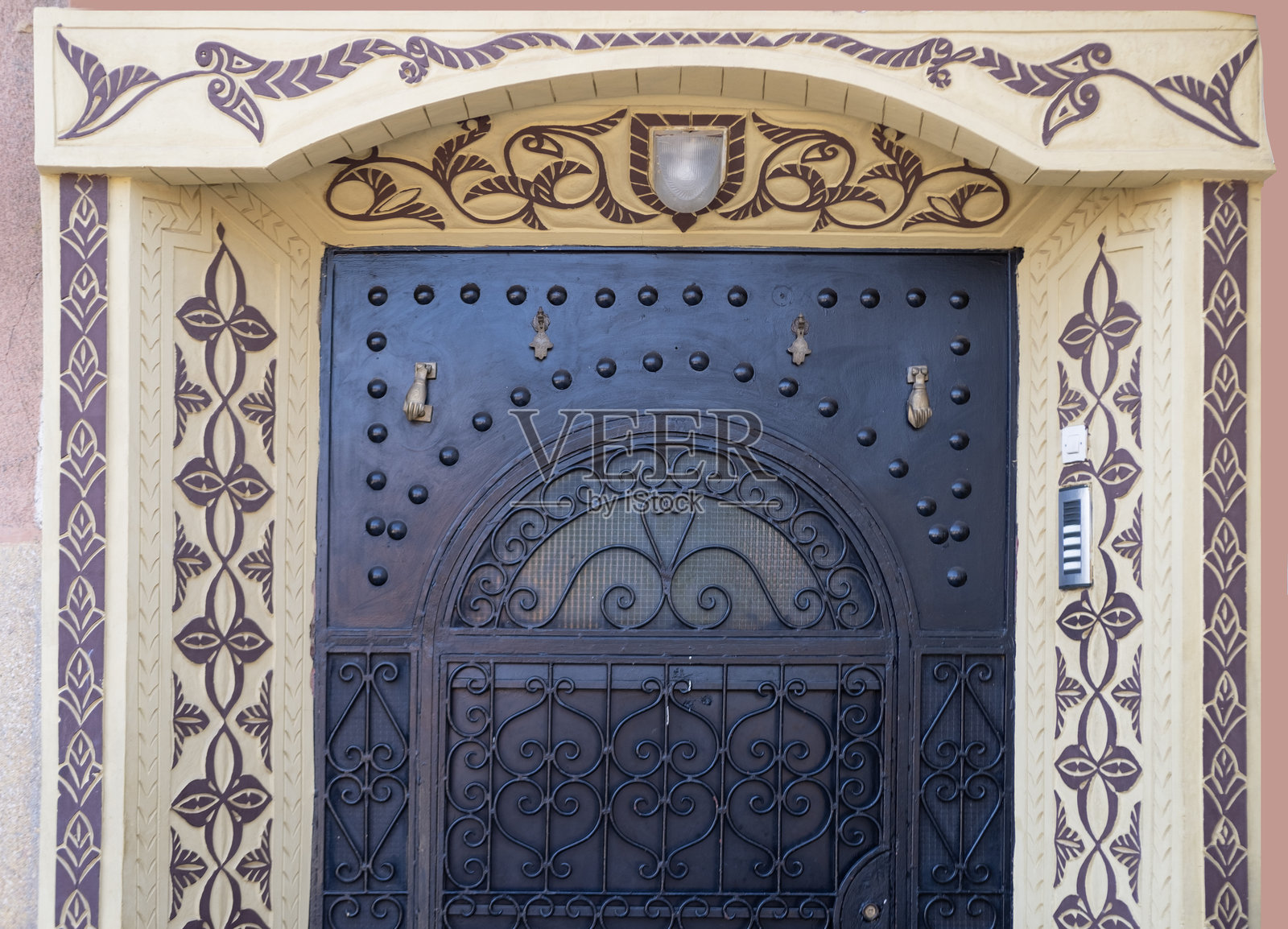 摩洛哥东方风格的古老雕刻门，传统的东方色调，古城中的华丽木门，东方工艺。照片摄影图片