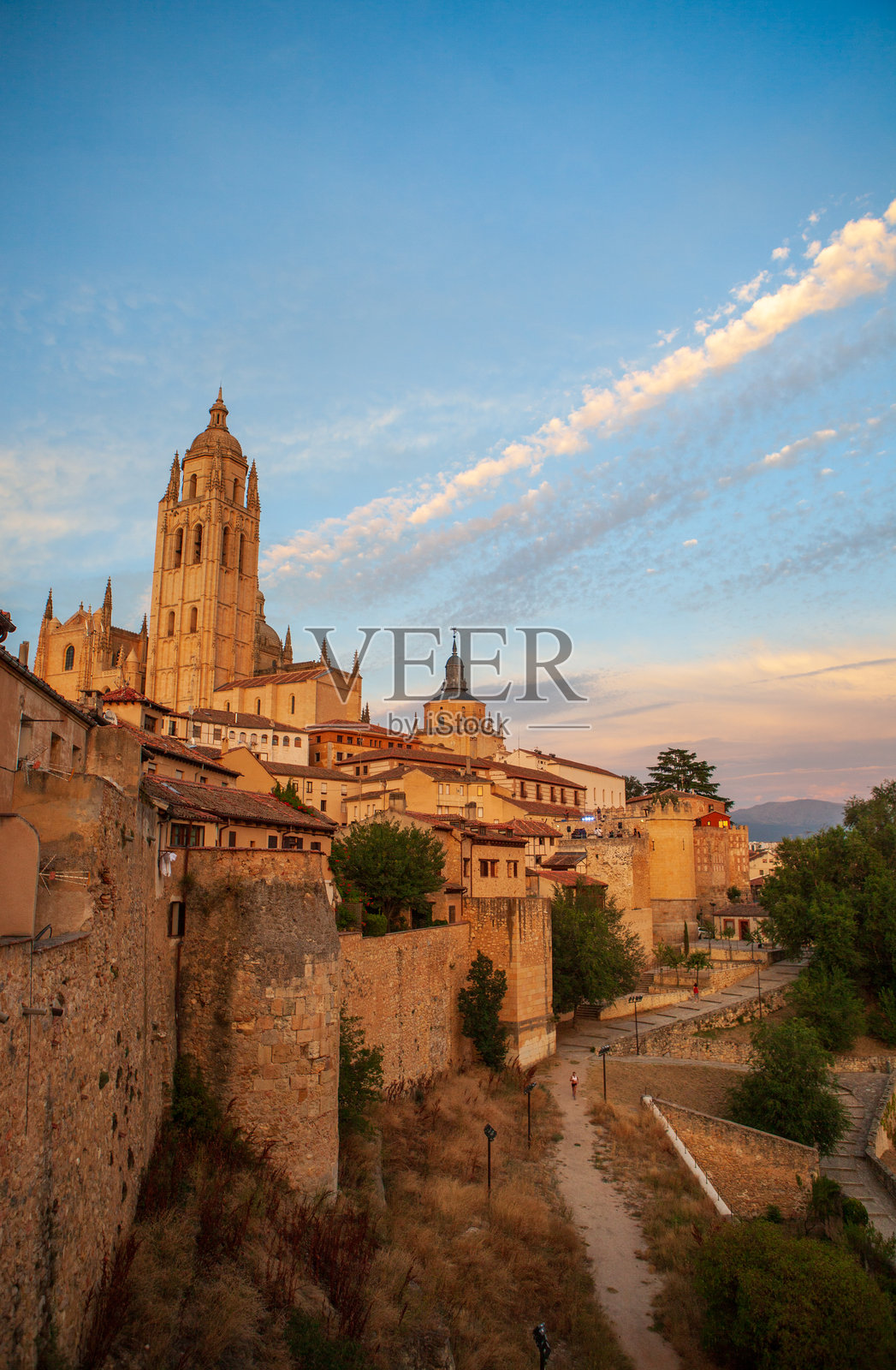 从塞哥维亚城堡俯瞰塞哥维亚历史中心的景观，西班牙。照片摄影图片