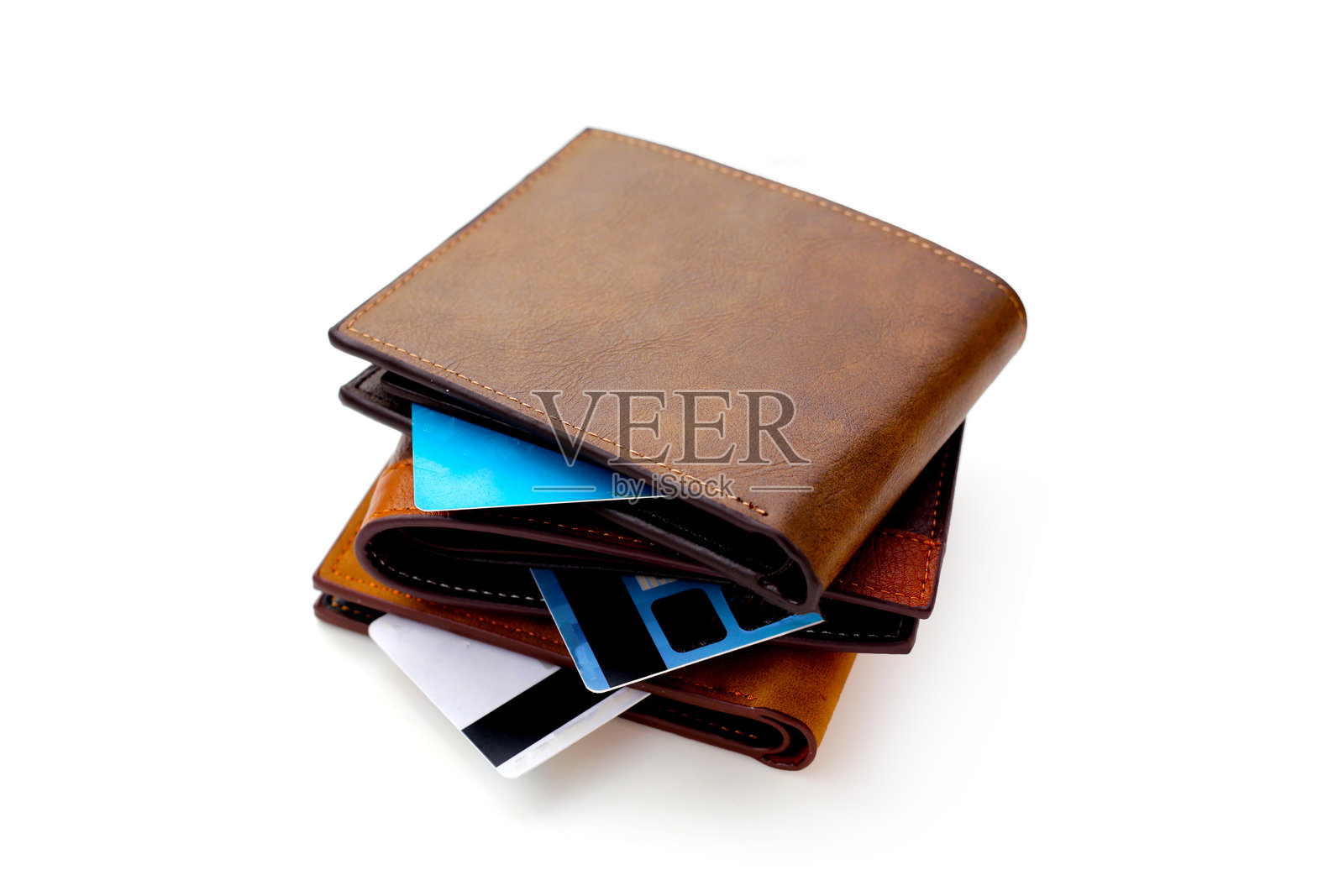 黑色钱包和信用卡放在白色背景上。照片摄影图片