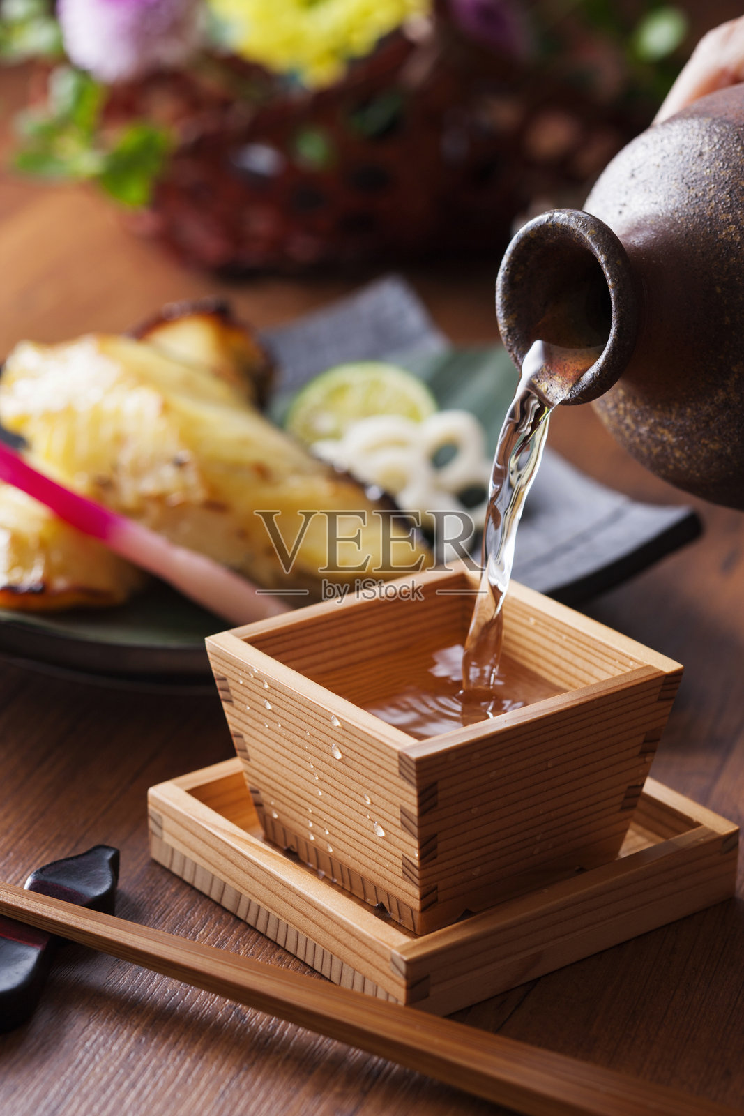 清酒配西京味噌腌制的烤黑鳕鱼照片摄影图片