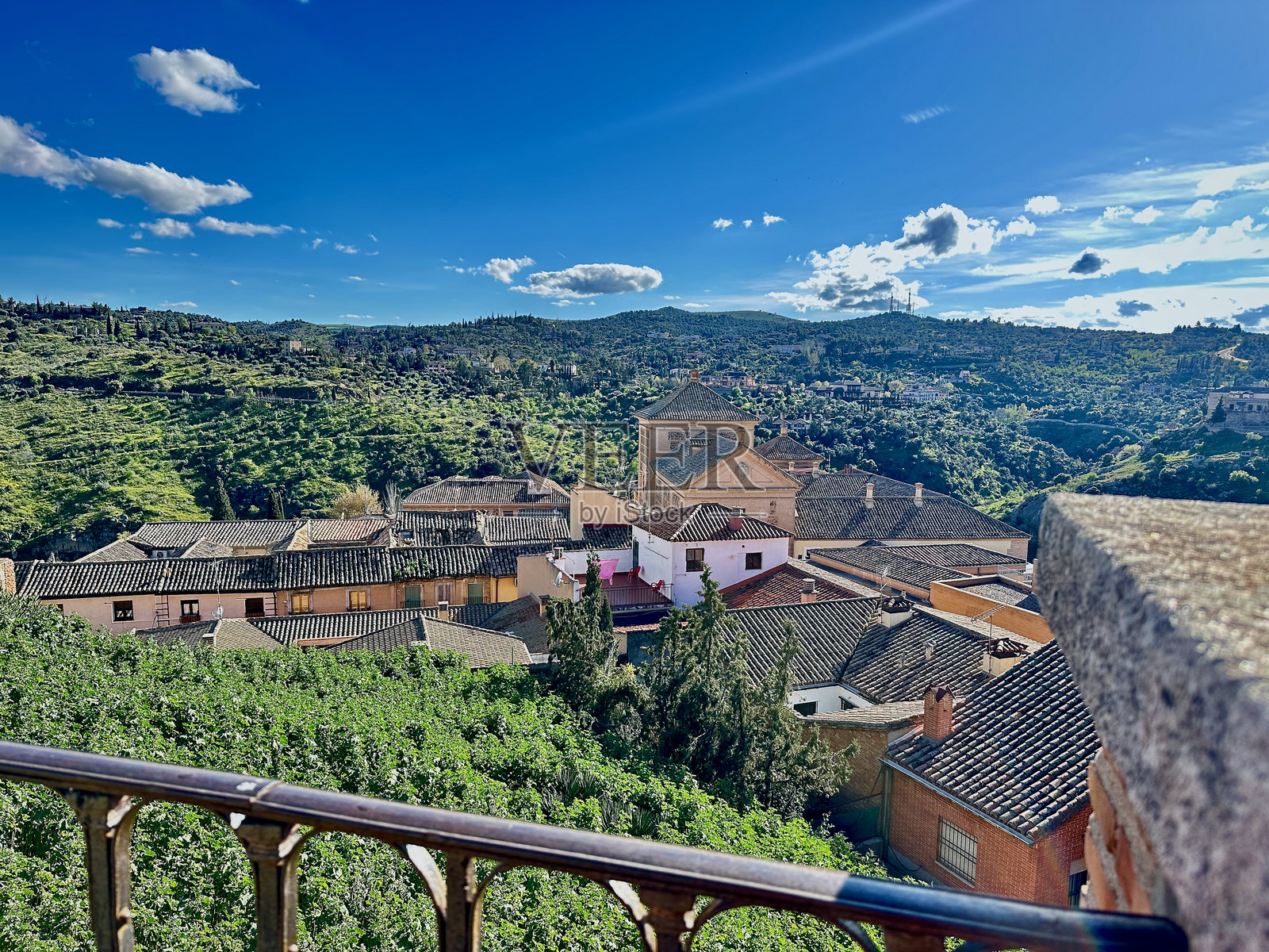 西班牙托莱多屋顶和山坡风景的美丽景观照片摄影图片