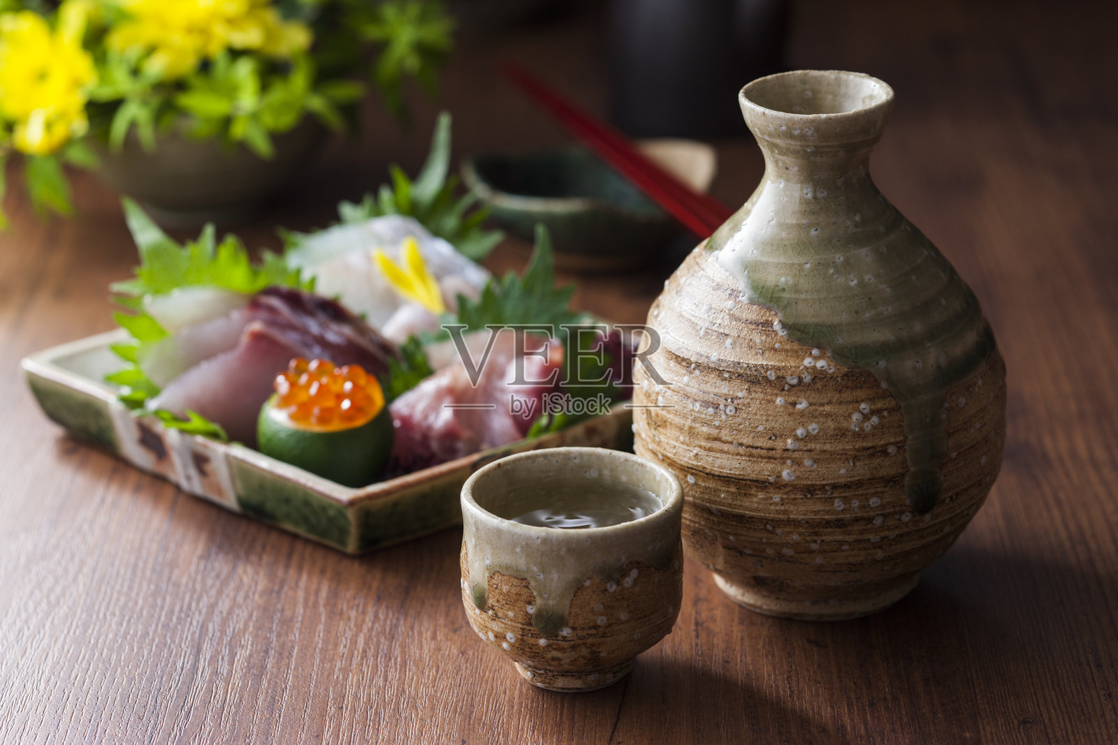 日本清酒配多种刺身，包括比目鱼、鲷鱼、真鲷和鲑鱼卵照片摄影图片