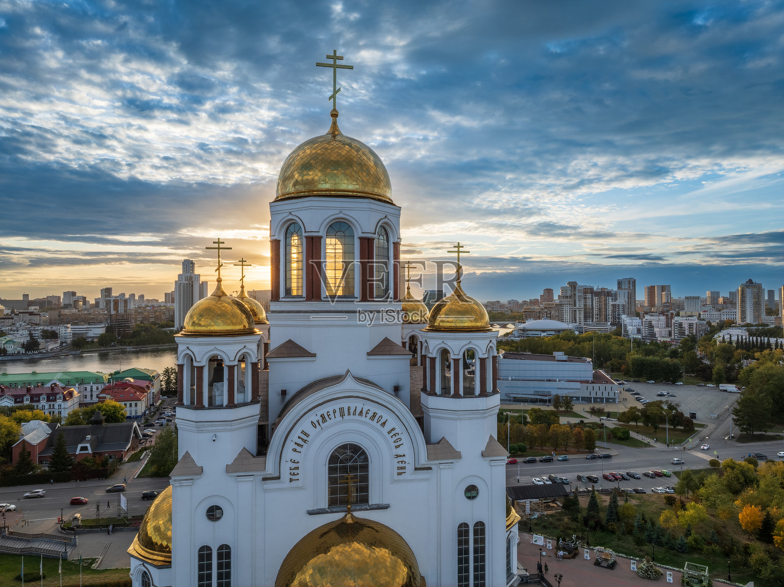秋天的叶卡捷琳堡和血之圣殿在美丽的清晨日落中。俄罗斯叶卡捷琳堡的鸟瞰图。寺庙上的文字翻译：诚实于主的是他圣徒的死亡。照片摄影图片