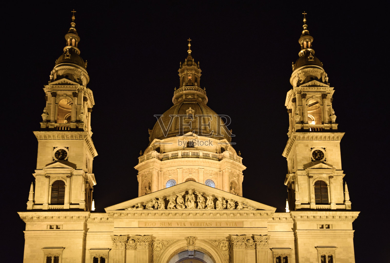 布达佩斯的圣斯蒂芬大教堂，夜间摄影照片摄影图片