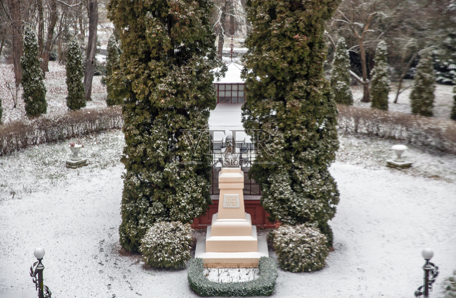 冬季的约瑟夫·赫拉夫卡纪念碑，乌克兰切尔尼夫齐。照片摄影图片
