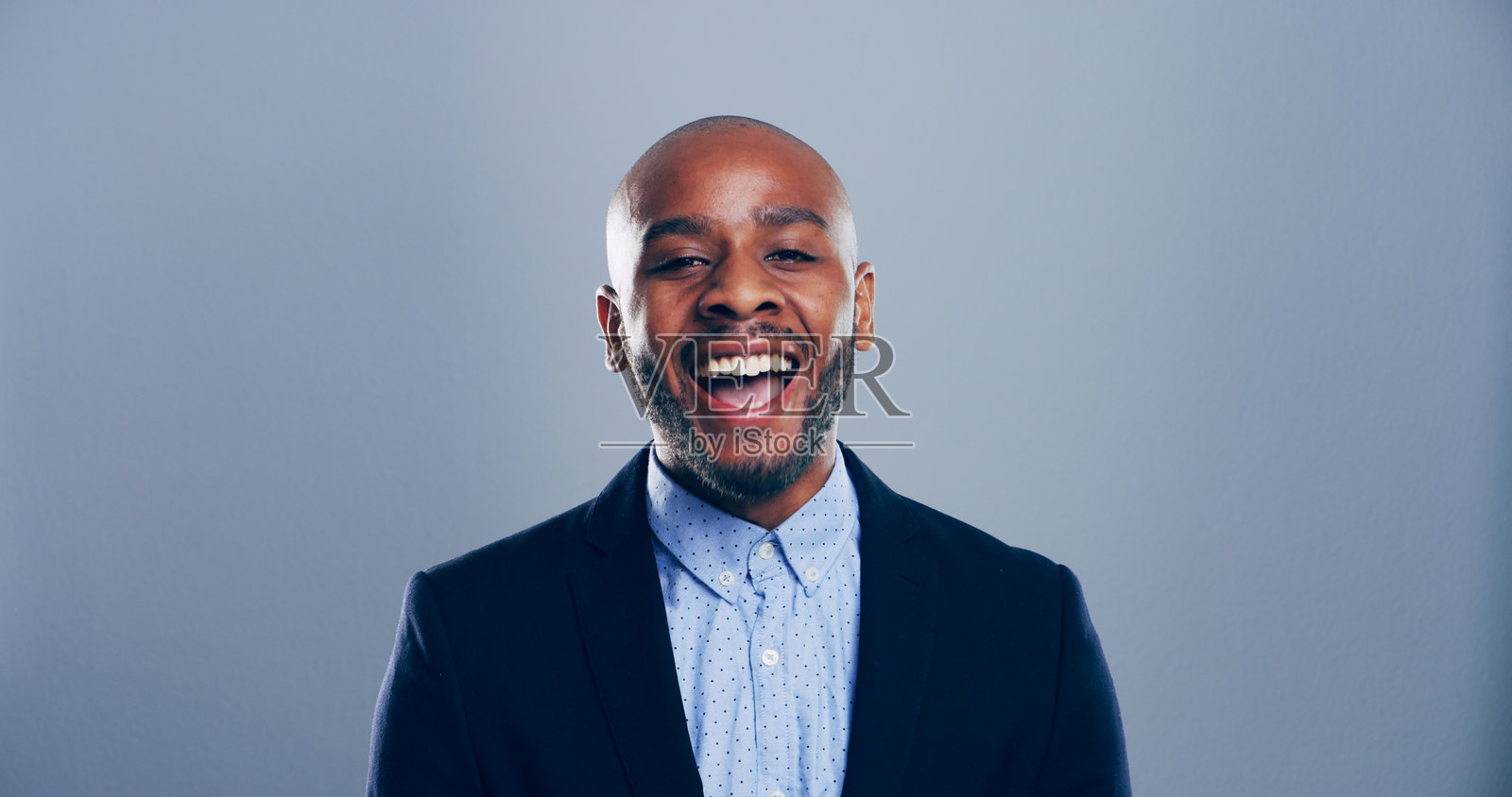 肖像，商业和黑人男性在工作室中欢笑，展现幽默、胜利和成功，背景为灰色，留有空间。面孔，搞笑和快乐的非洲员工因晋升、奖金而兴奋，庆祝成就。照片摄影图片