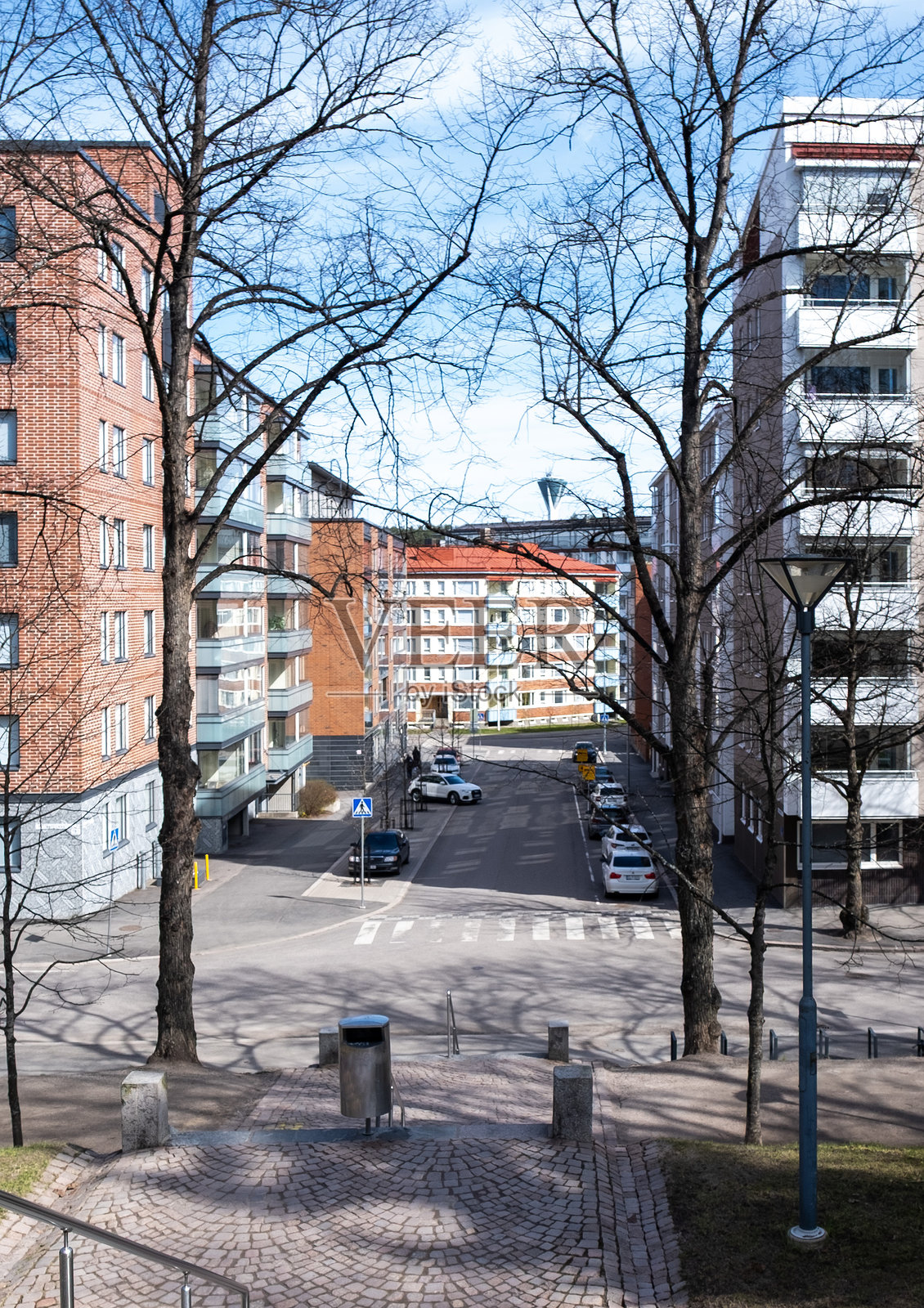 拉赫蒂市的Päijänteenkatu和Kulmakatu街。春天已经来临。照片摄影图片