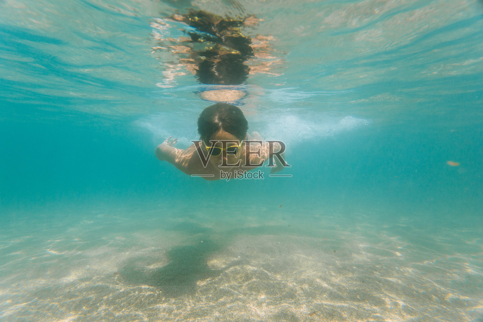 男孩的水下冒险照片摄影图片