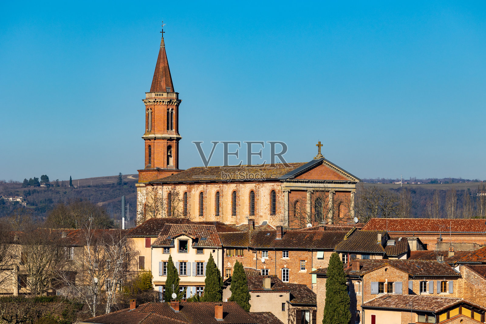 阿尔比塔恩河右岸的圣玛德琳教堂照片摄影图片