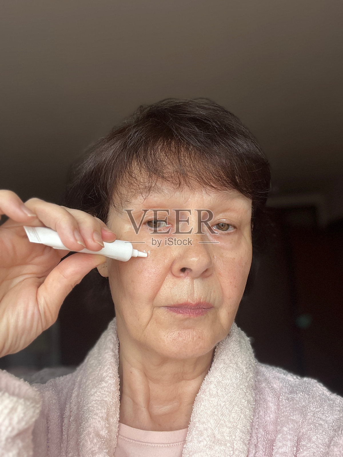 在家进行护肤治疗照片摄影图片