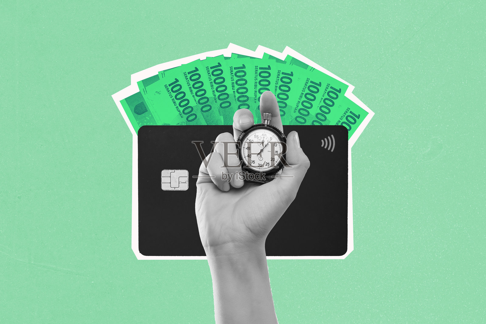 时间就是金钱拼贴概念。手握秒表，背景上铺满信用卡和现金。照片摄影图片