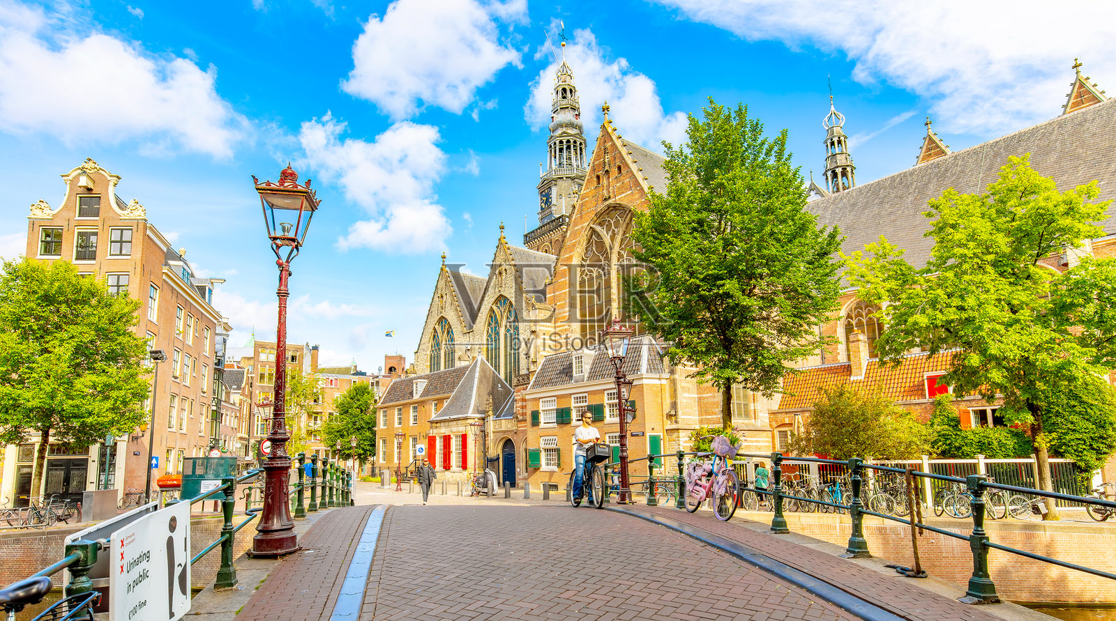 阿姆斯特丹市中心的历史悠久的德瓦伦区和旧教堂照片摄影图片