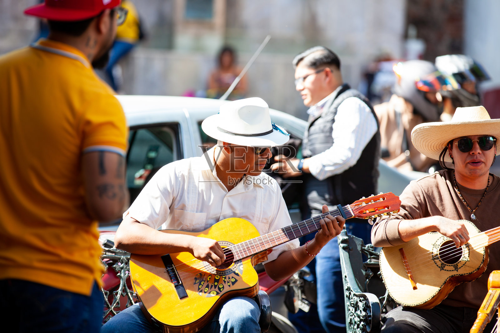 音乐家在墨西哥格雷罗州美丽的殖民地魔法小镇塔斯科·德·阿拉孔演出。照片摄影图片
