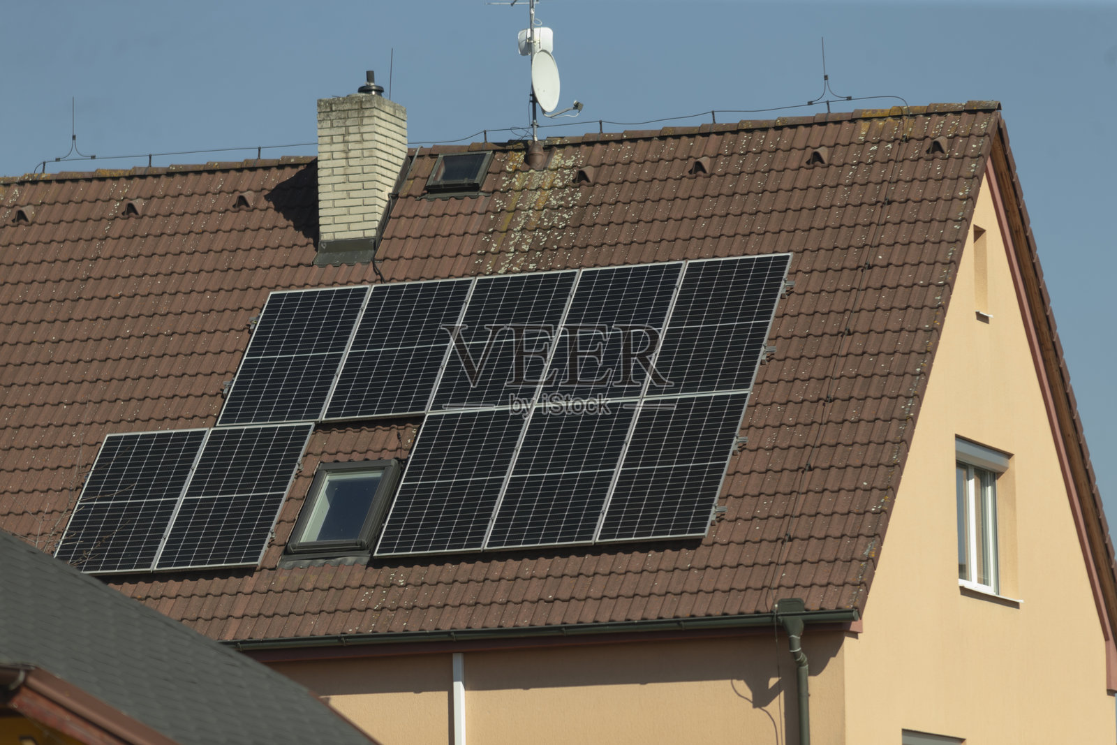 屋顶上的住宅太阳能电池板系统用于可持续能源生产照片摄影图片