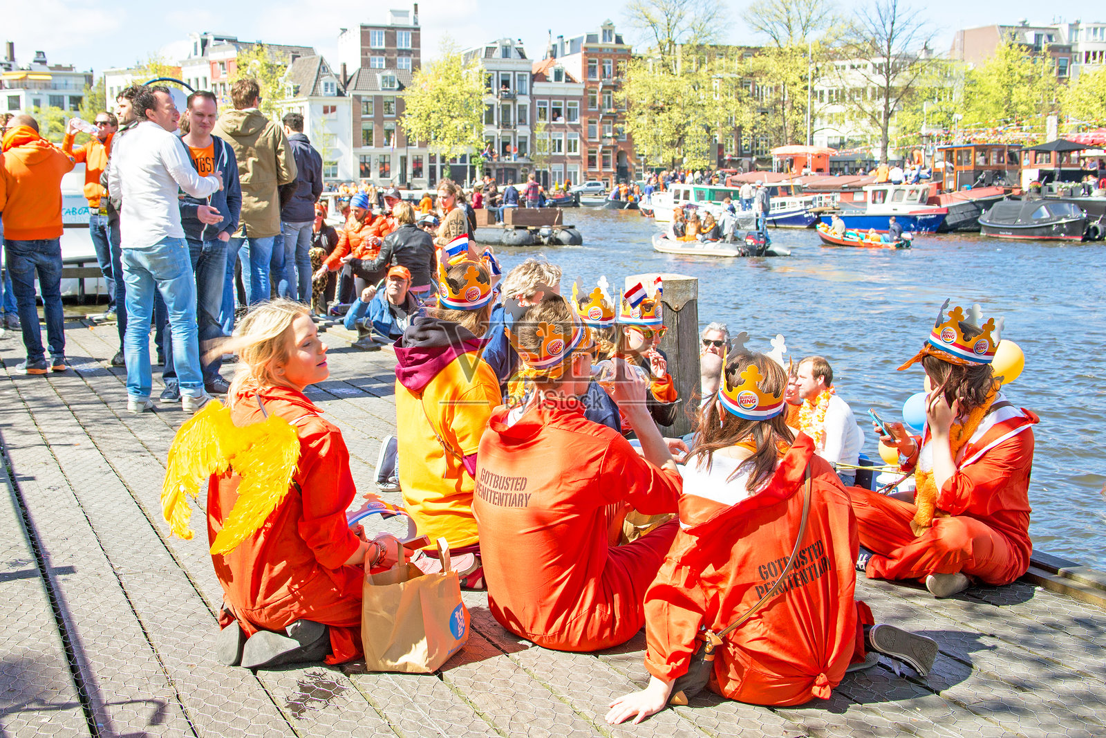 人们在荷兰阿姆斯特丹庆祝国王日照片摄影图片