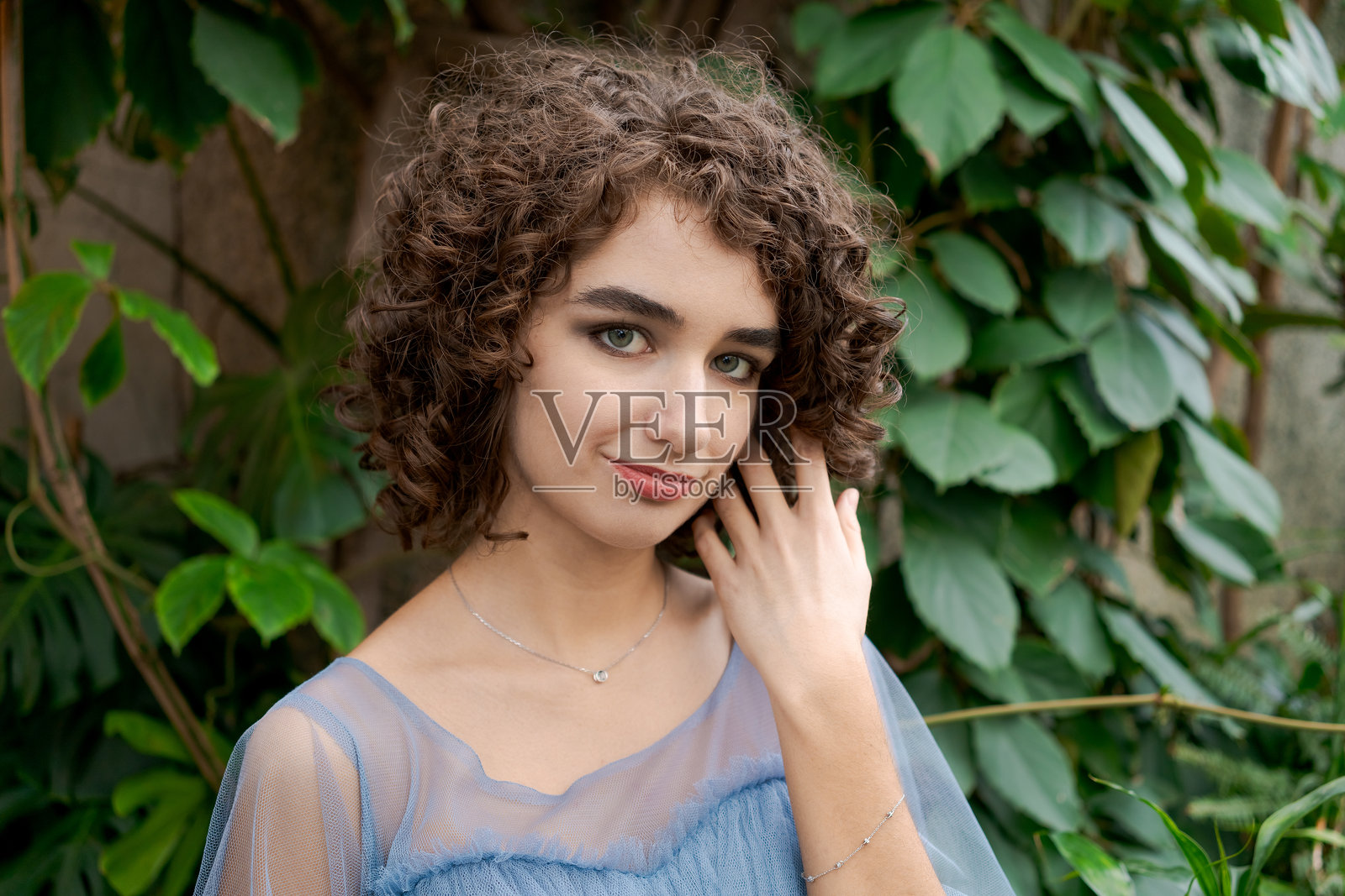 穿着蓝色裙子的棕发女性照片摄影图片