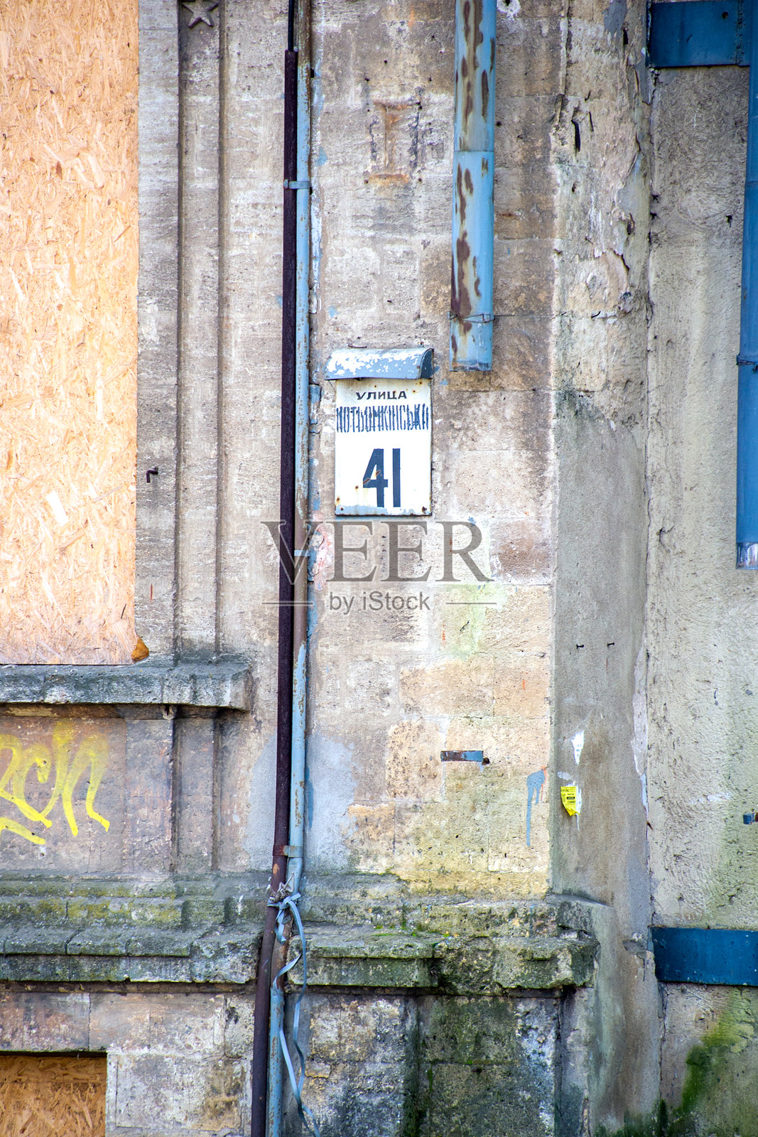 乌克兰一栋建筑的特写，带有地址号码和封闭的窗户照片摄影图片