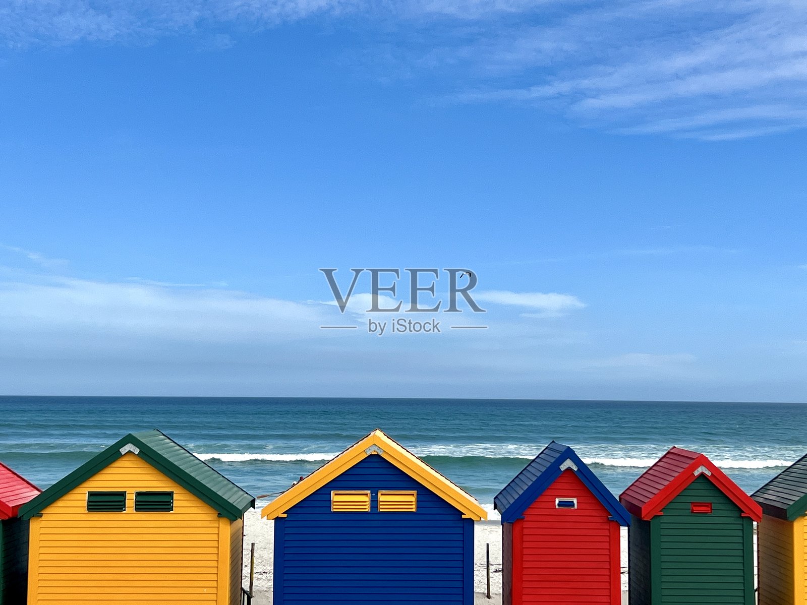 南非穆伊森堡海滩上著名的五彩斑斓的海滩小屋照片摄影图片