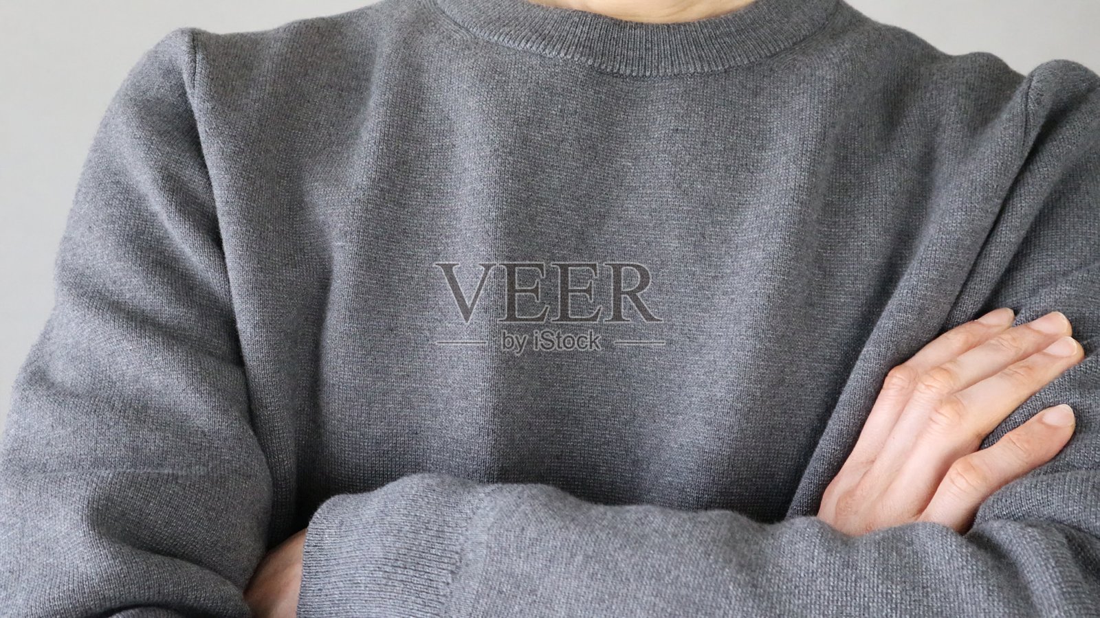 一个人双臂交叉的特写镜头照片摄影图片