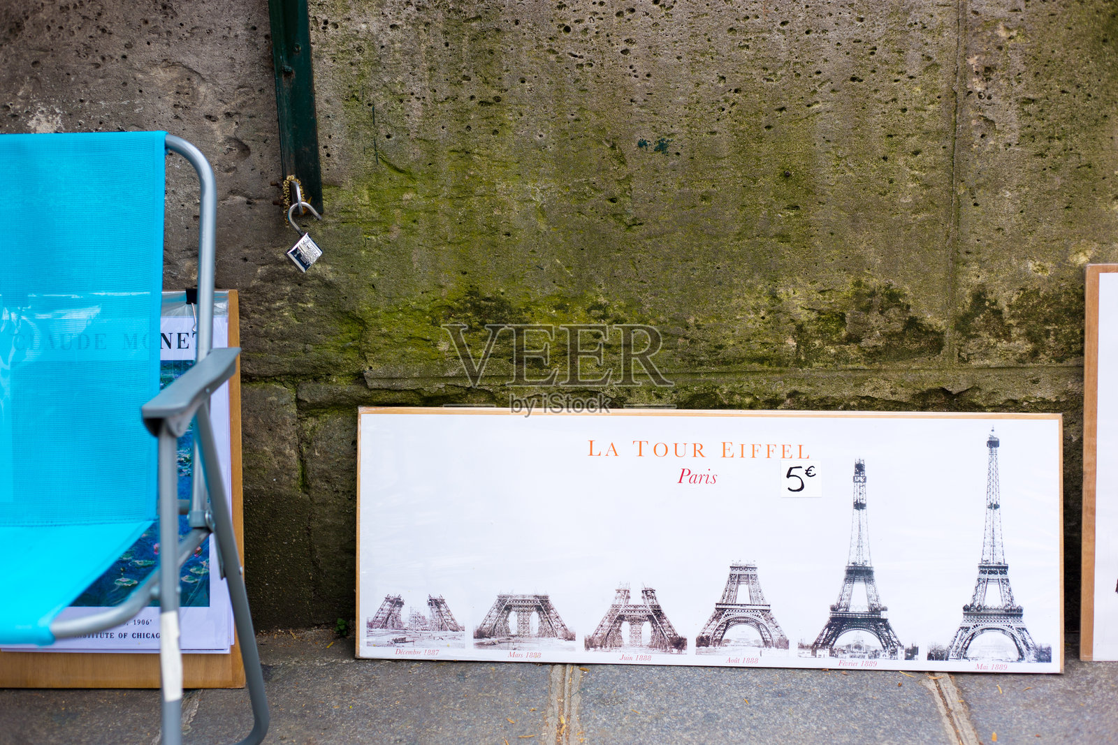 法国巴黎：书摊上的埃菲尔铁塔海报零售展示照片摄影图片