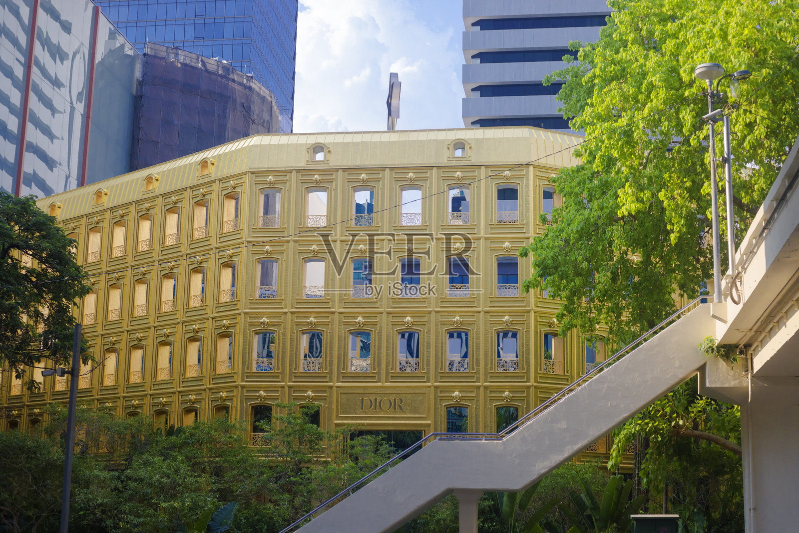 曼谷天际线上的金色迪奥大厦在下午的景象照片摄影图片