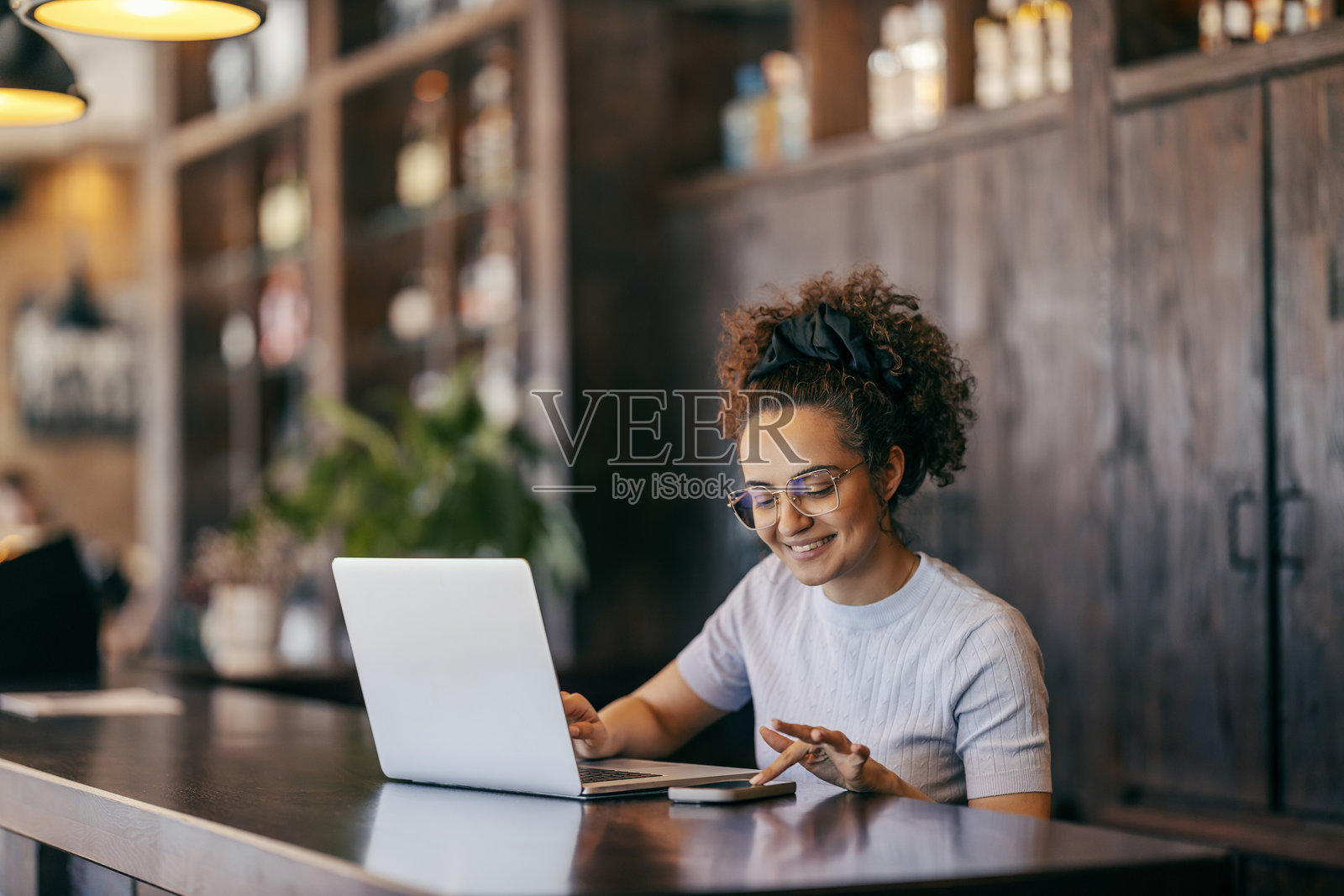 时尚的多元文化社交媒体经理在使用手机时的肖像照片摄影图片