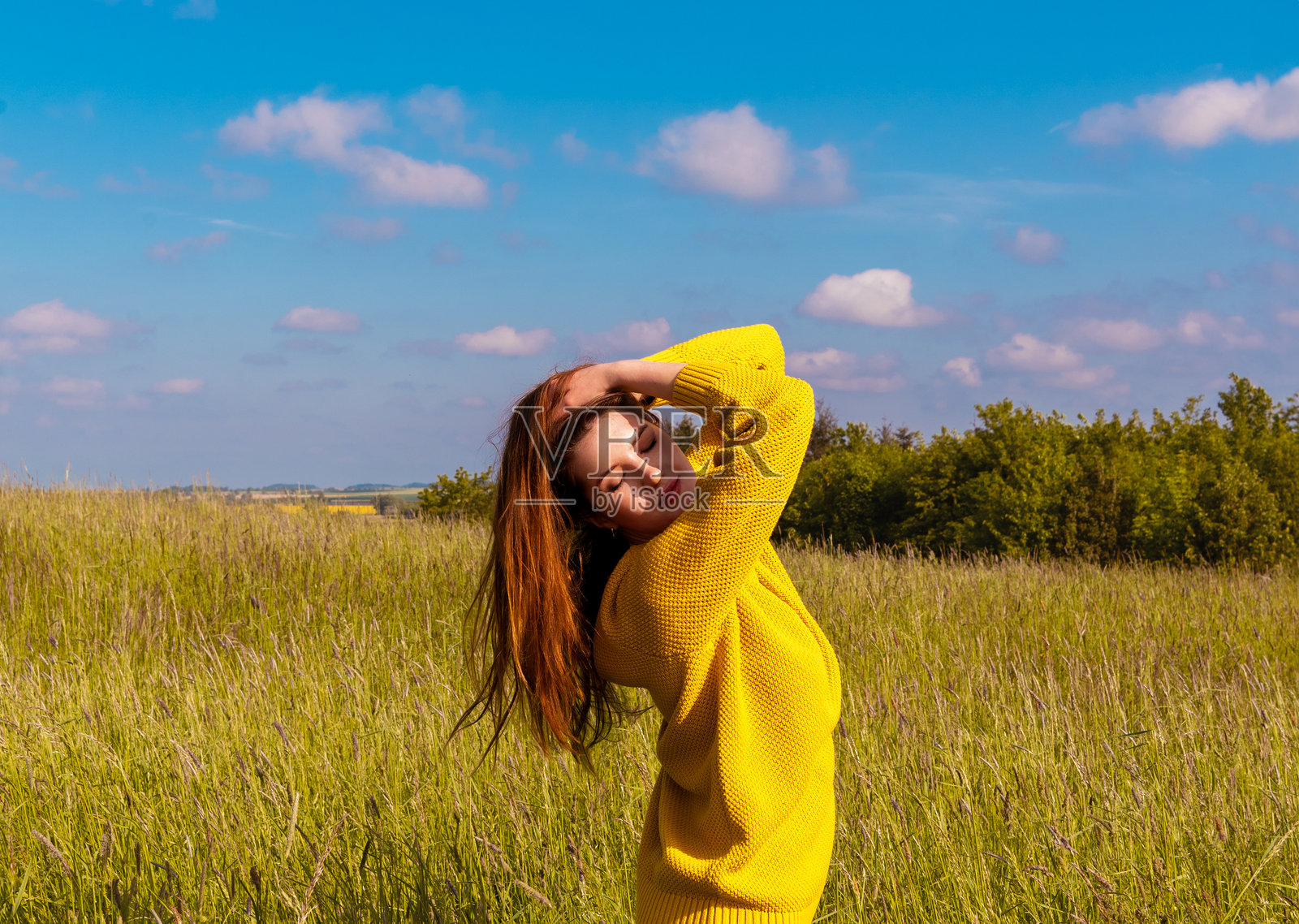 晨光中自然环境中快乐女性的肖像照片摄影图片