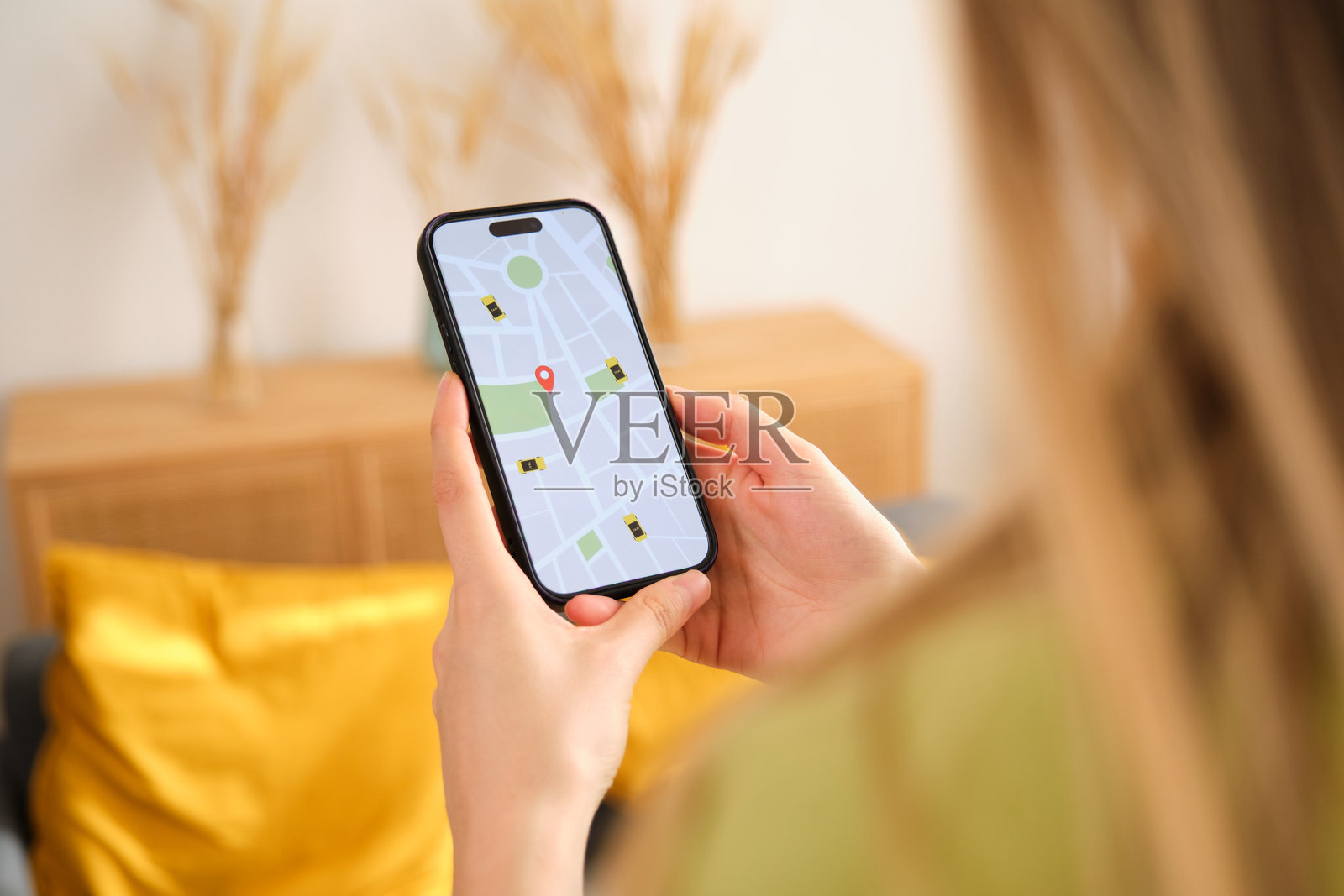 女性在家中使用共享出行应用程序的智能手机照片摄影图片