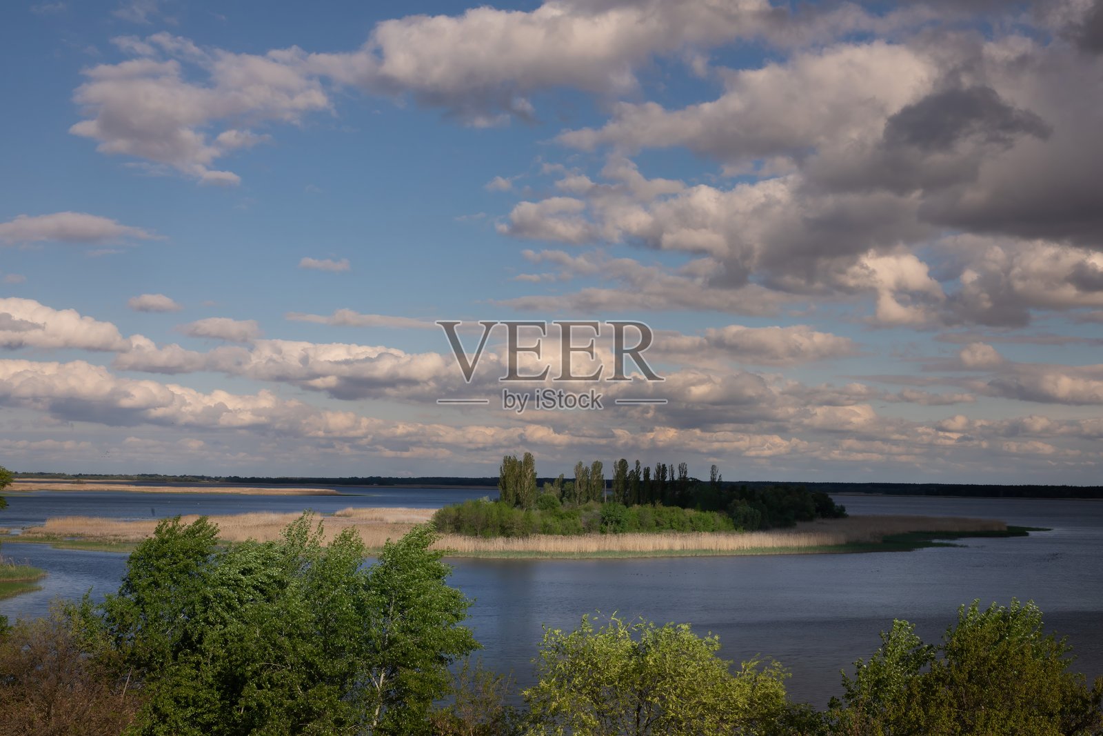乌克兰河流风景，岛屿、芦苇和多云的天空照片摄影图片