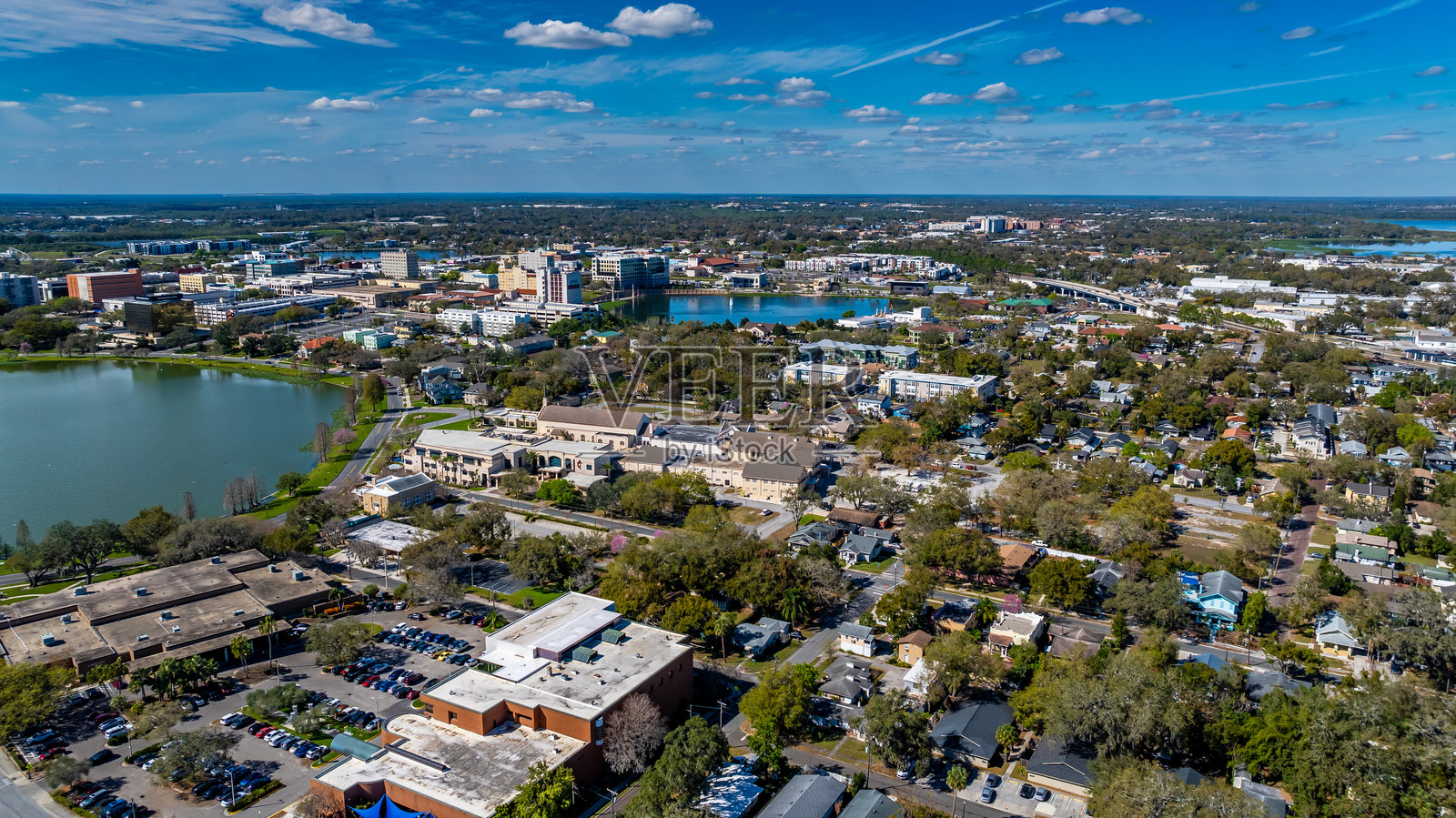 冬季航拍图，展示佛罗里达州莱克兰市的曼公园历史区。照片摄影图片