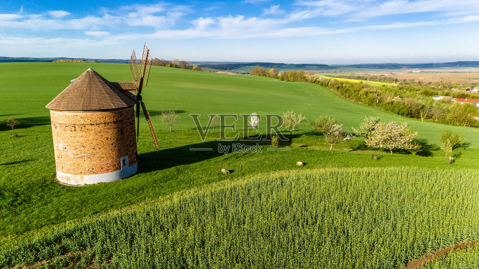 春季风景中的Chvalkovice风车，航拍捕捉。照片摄影图片