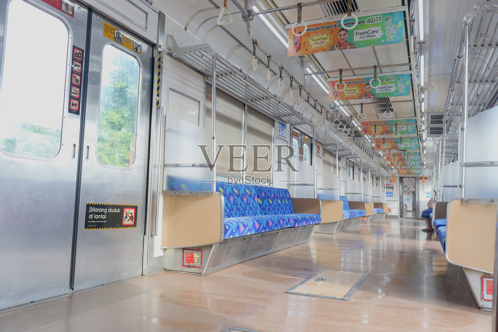 印尼雅加达KRL通勤列车的内部视图 - 2025年4月4日照片摄影图片