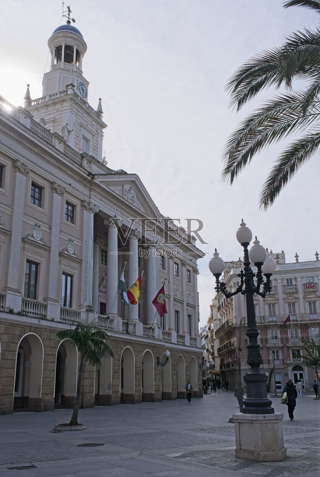 在卡迪斯散步。市政厅。街道，建筑。城市生活方式。阳光明媚的春天。选择性焦点。照片摄影图片