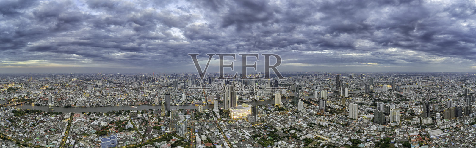 曼谷上空的乌云。傍晚城市的航拍全景照片摄影图片