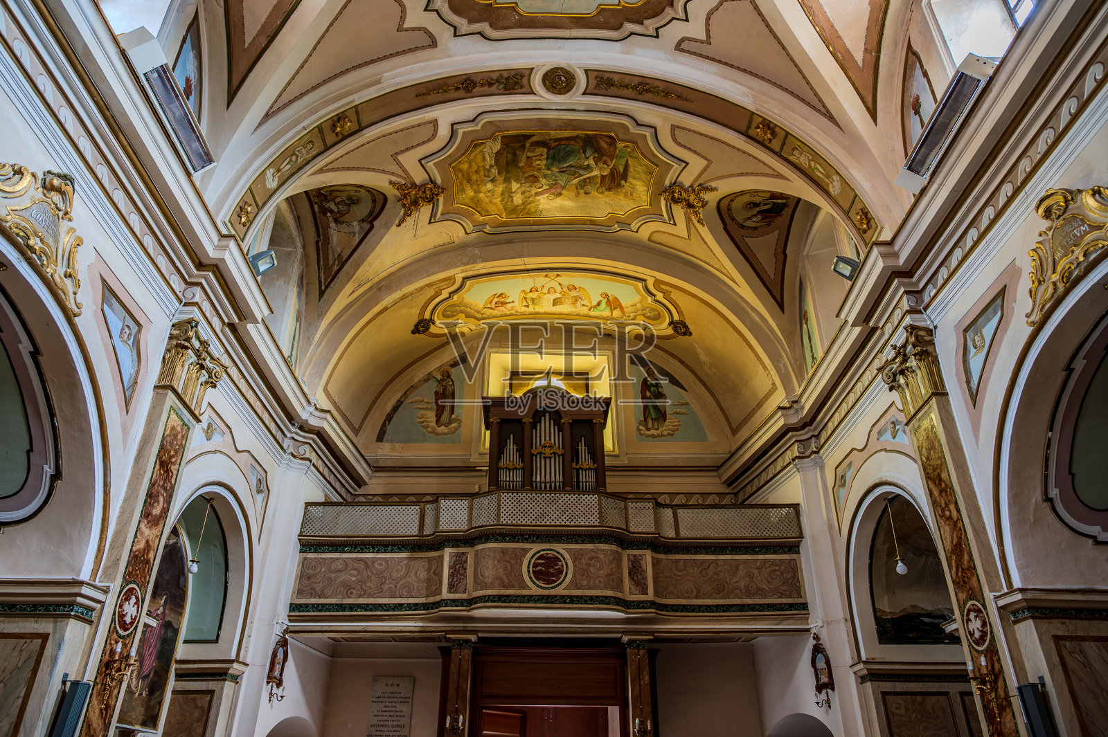 意大利莫利塞大区圣埃莱娜·桑尼塔，圣米迦勒大天使教堂照片摄影图片