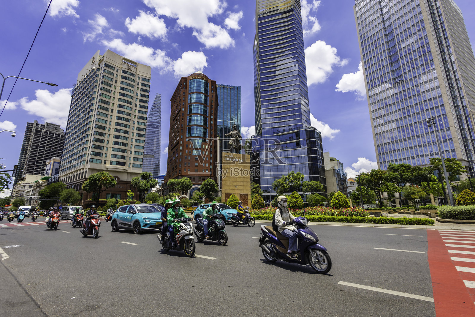 在Tran Hug Dao雕像广场的城市风景照片摄影图片