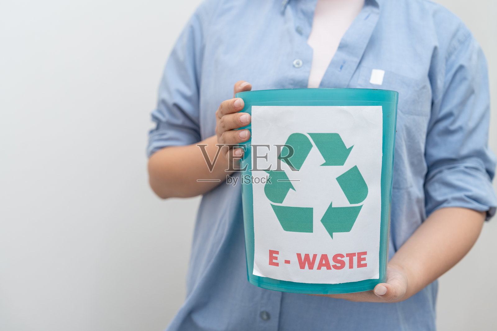 女性手握电子垃圾桶或电子废物进行回收的特写镜头。照片摄影图片