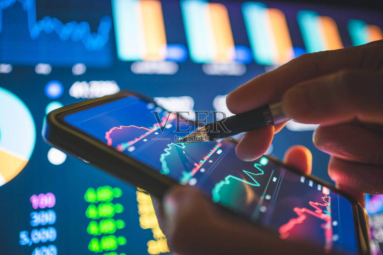 亚洲女性投资者初学者通过手机应用设计投资组合全球基金照片摄影图片