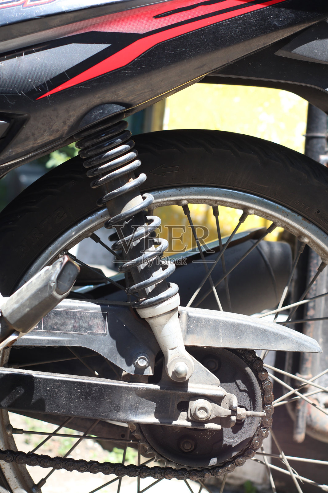 强力摩托车减震器。照片摄影图片