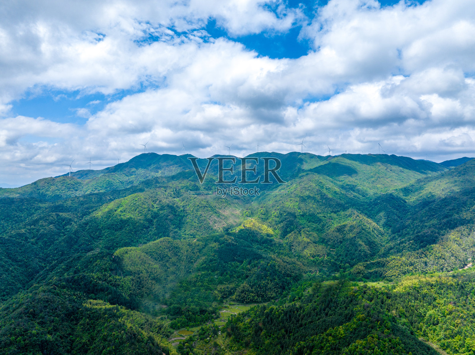 山顶风力涡轮机的航拍摄影照片摄影图片