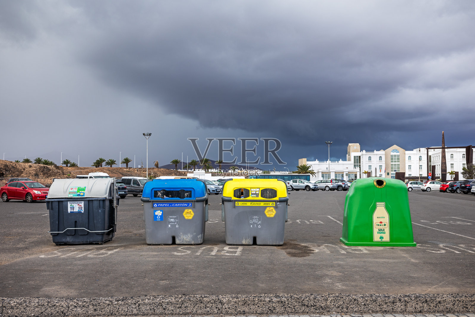 废物分类容器 - 可持续城市回收照片摄影图片